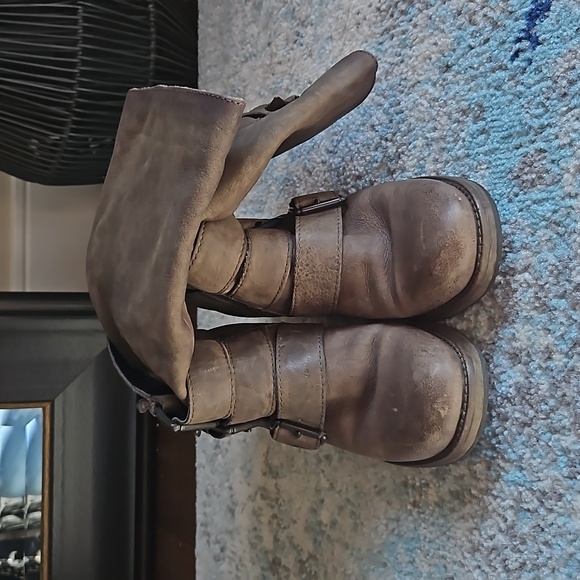 Brown's distressed leather buckle boots - Picture 2 of 8